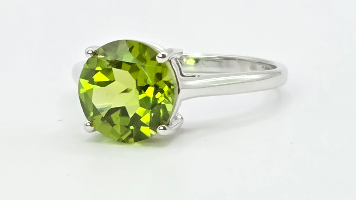 Vintage: 9ct White Gold Peridot Solitaire Ring