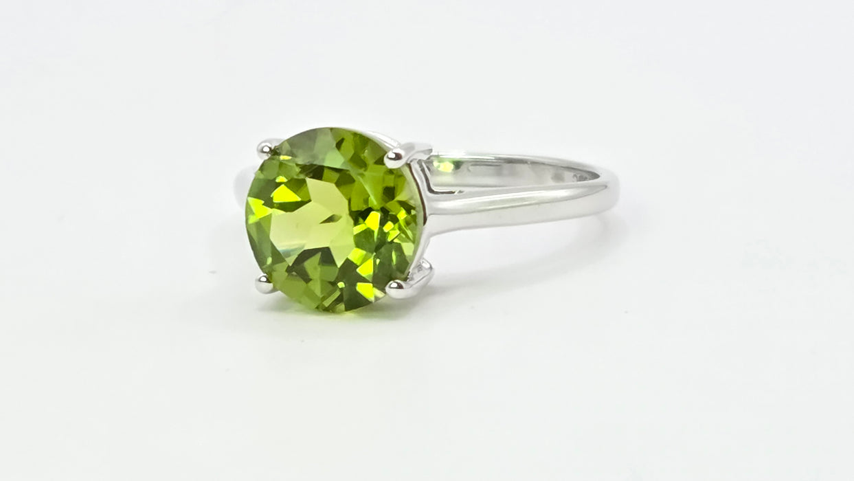Vintage: 9ct White Gold Peridot Solitaire Ring