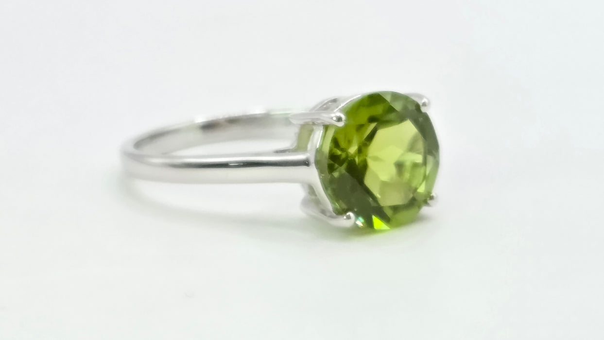 Vintage: 9ct White Gold Peridot Solitaire Ring