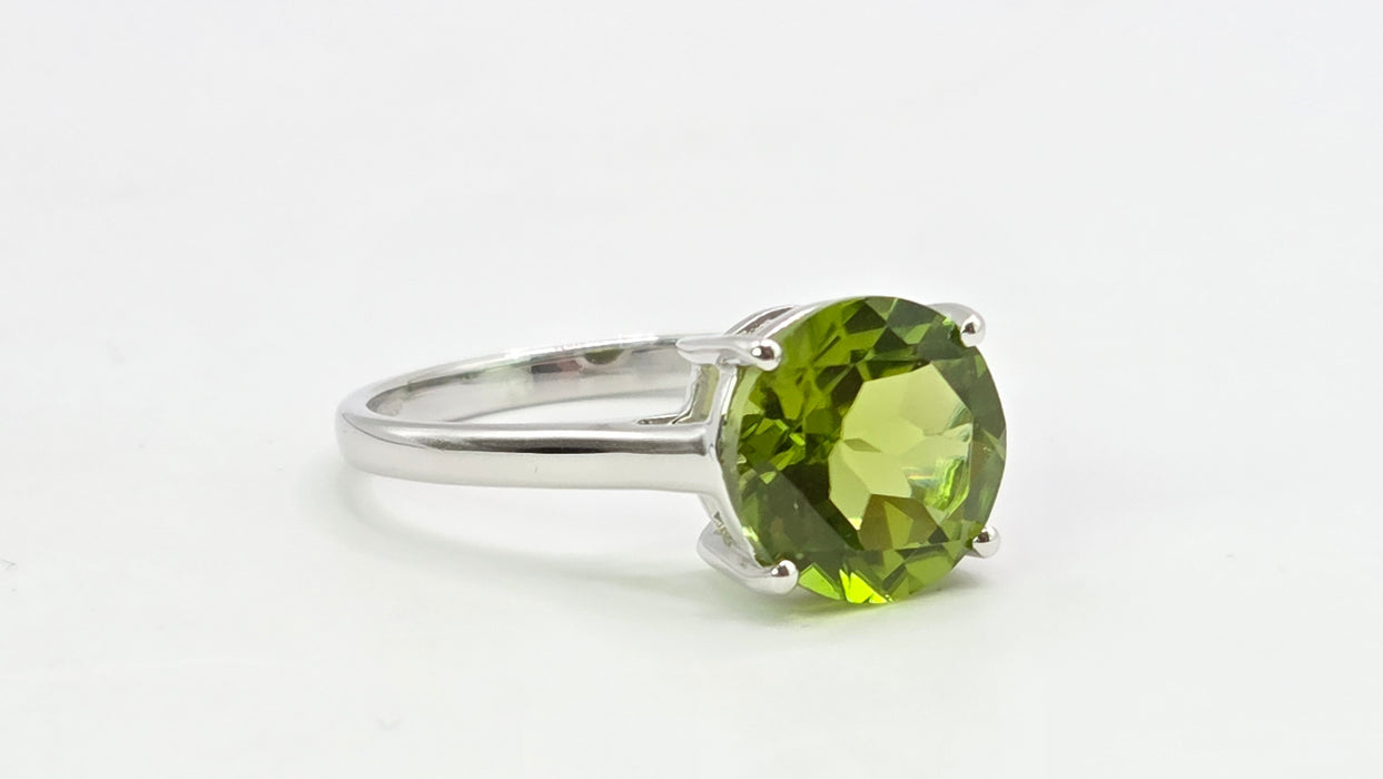 Vintage: 9ct White Gold Peridot Solitaire Ring