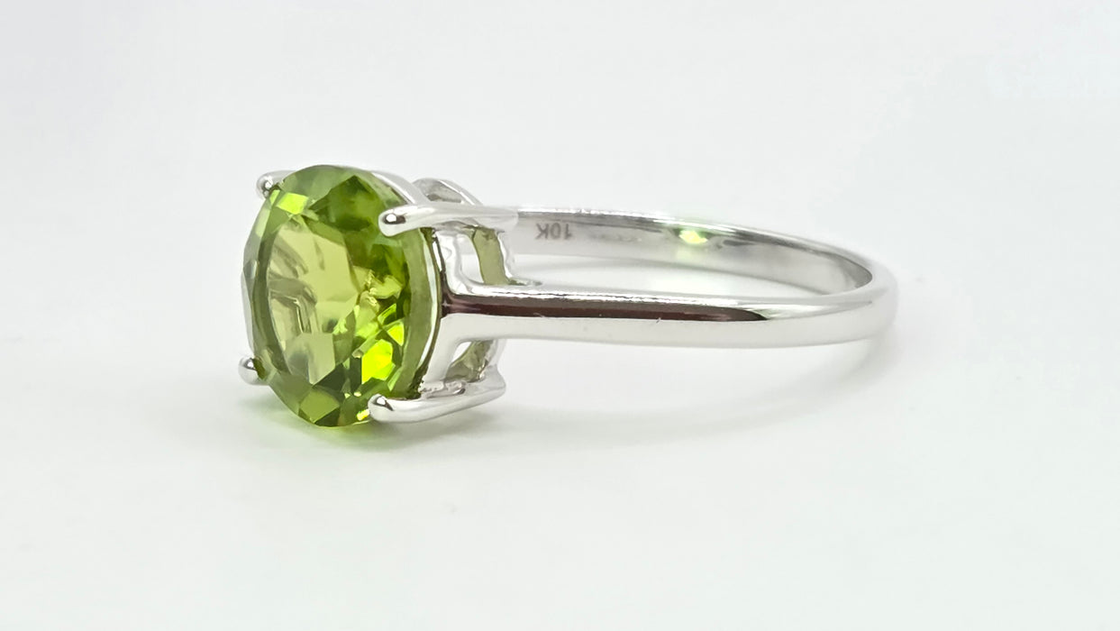 Vintage: 9ct White Gold Peridot Solitaire Ring