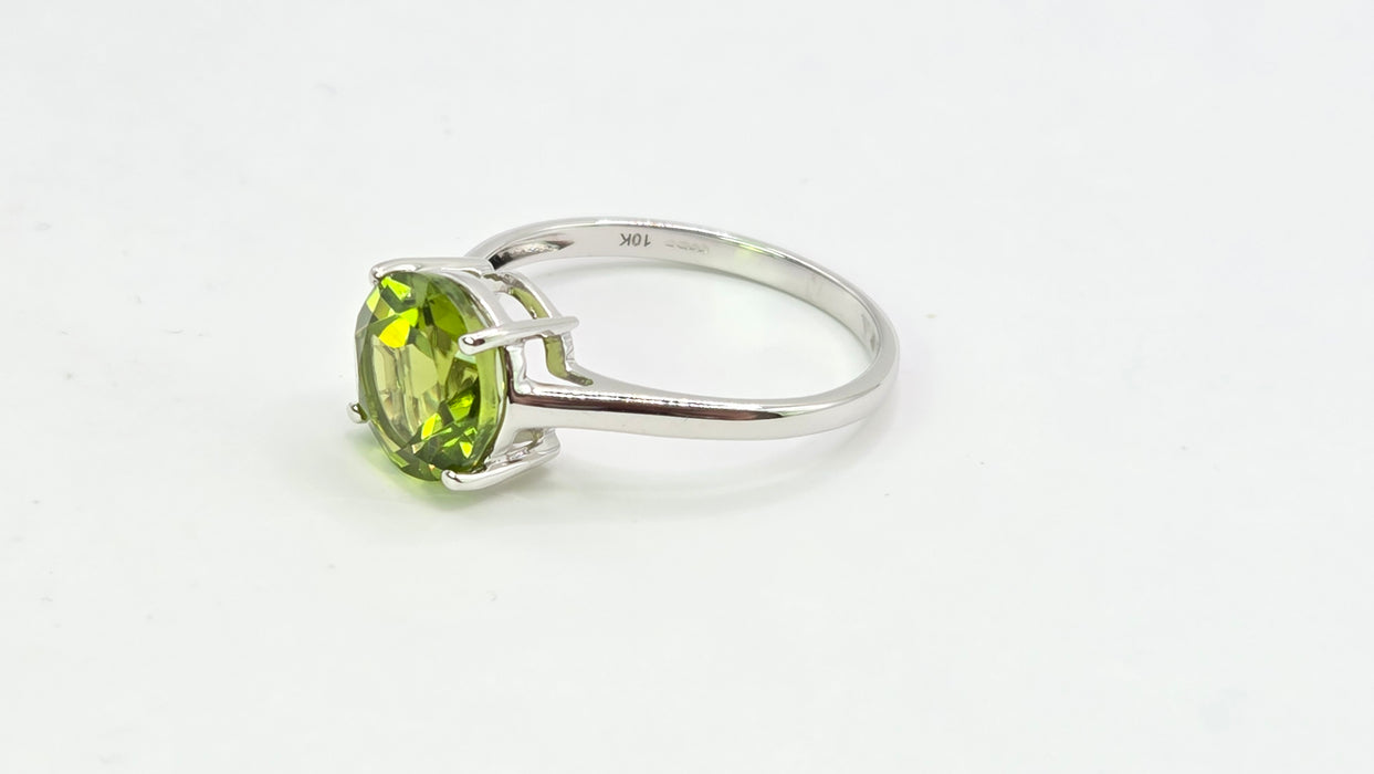Vintage: 9ct White Gold Peridot Solitaire Ring