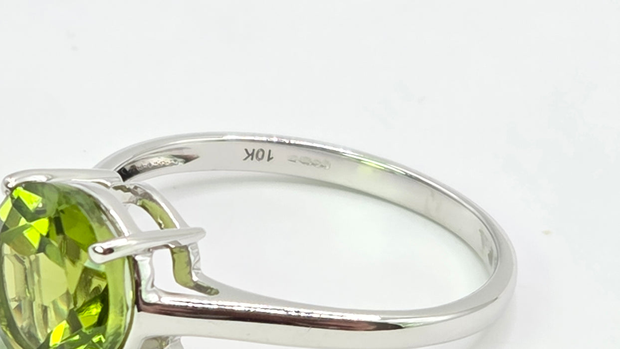 Vintage: 9ct White Gold Peridot Solitaire Ring