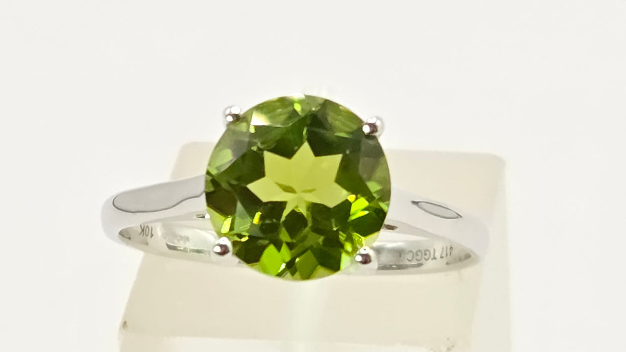 Vintage: 9ct White Gold Peridot Solitaire Ring