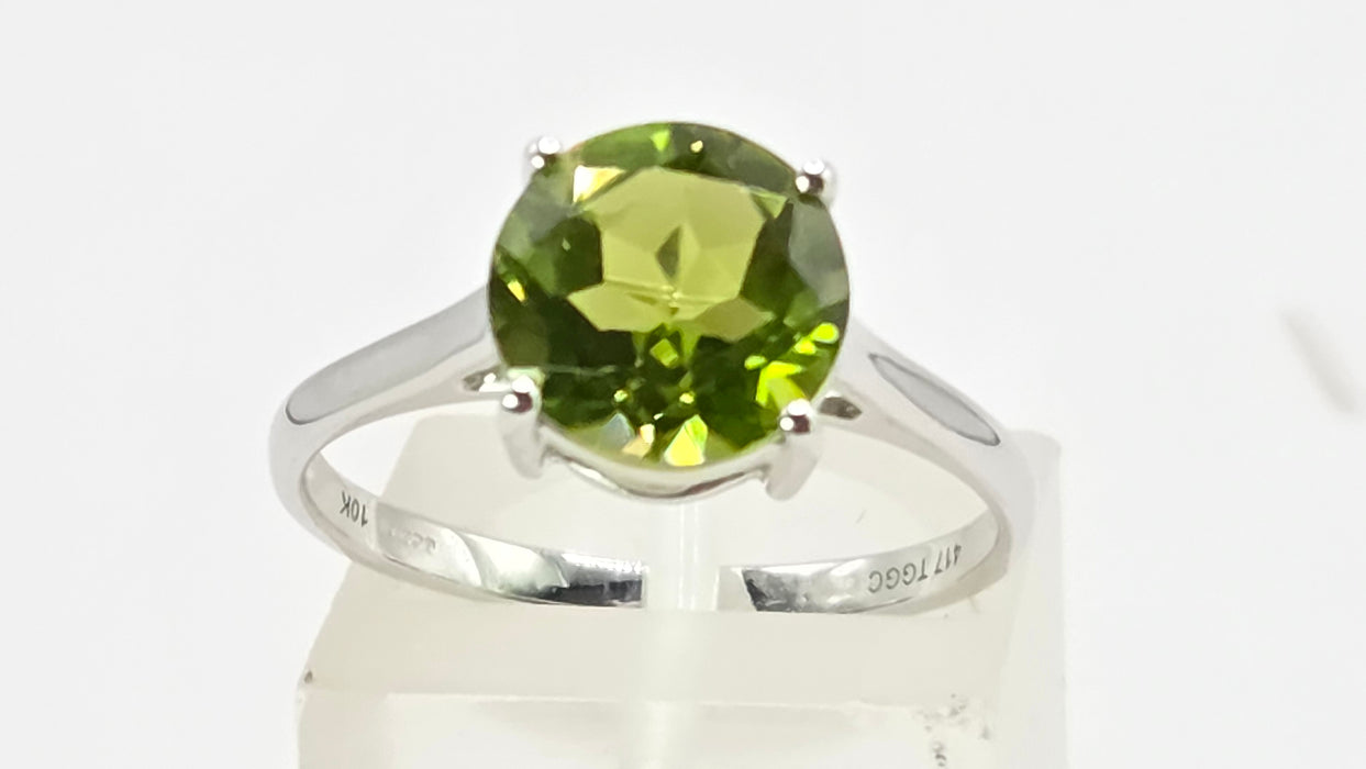Vintage: 9ct White Gold Peridot Solitaire Ring