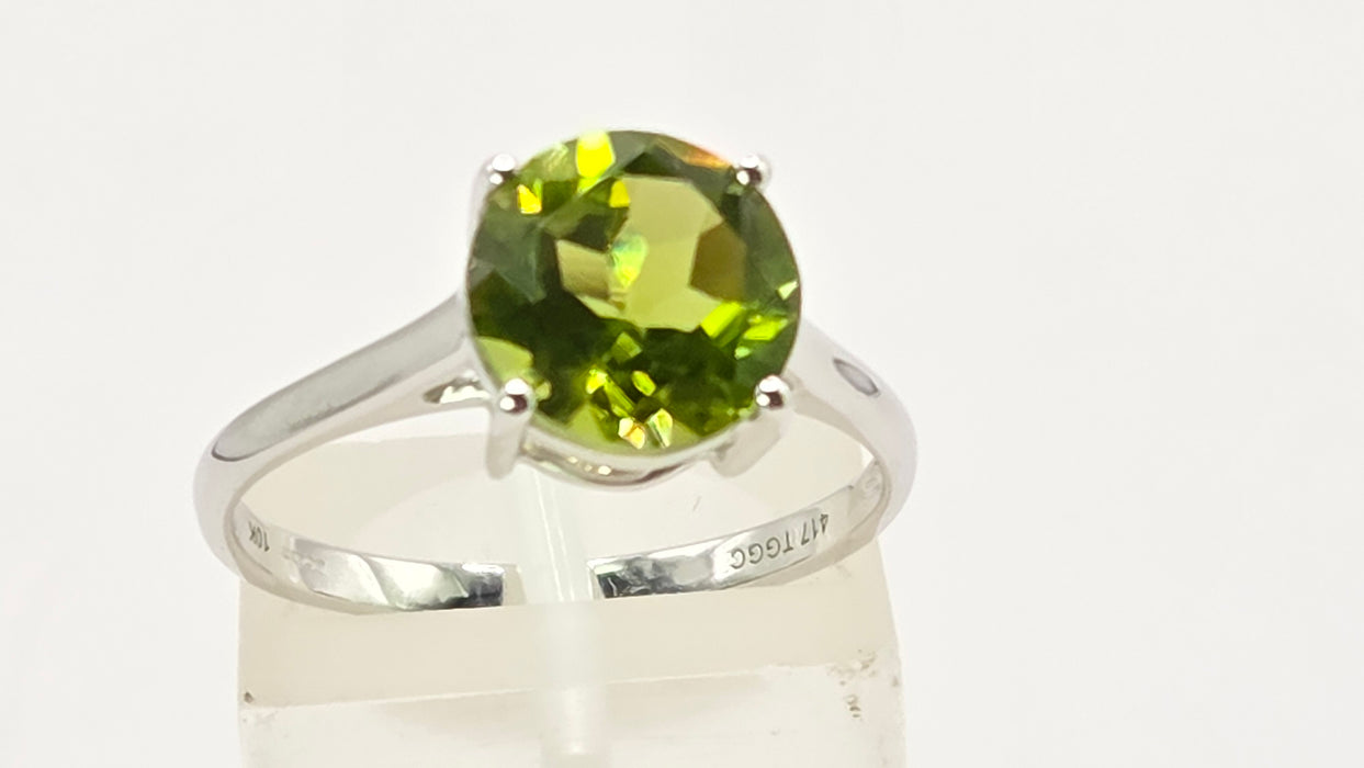 Vintage: 9ct White Gold Peridot Solitaire Ring