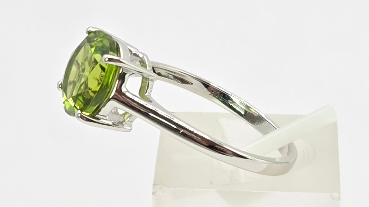 Vintage: 9ct White Gold Peridot Solitaire Ring