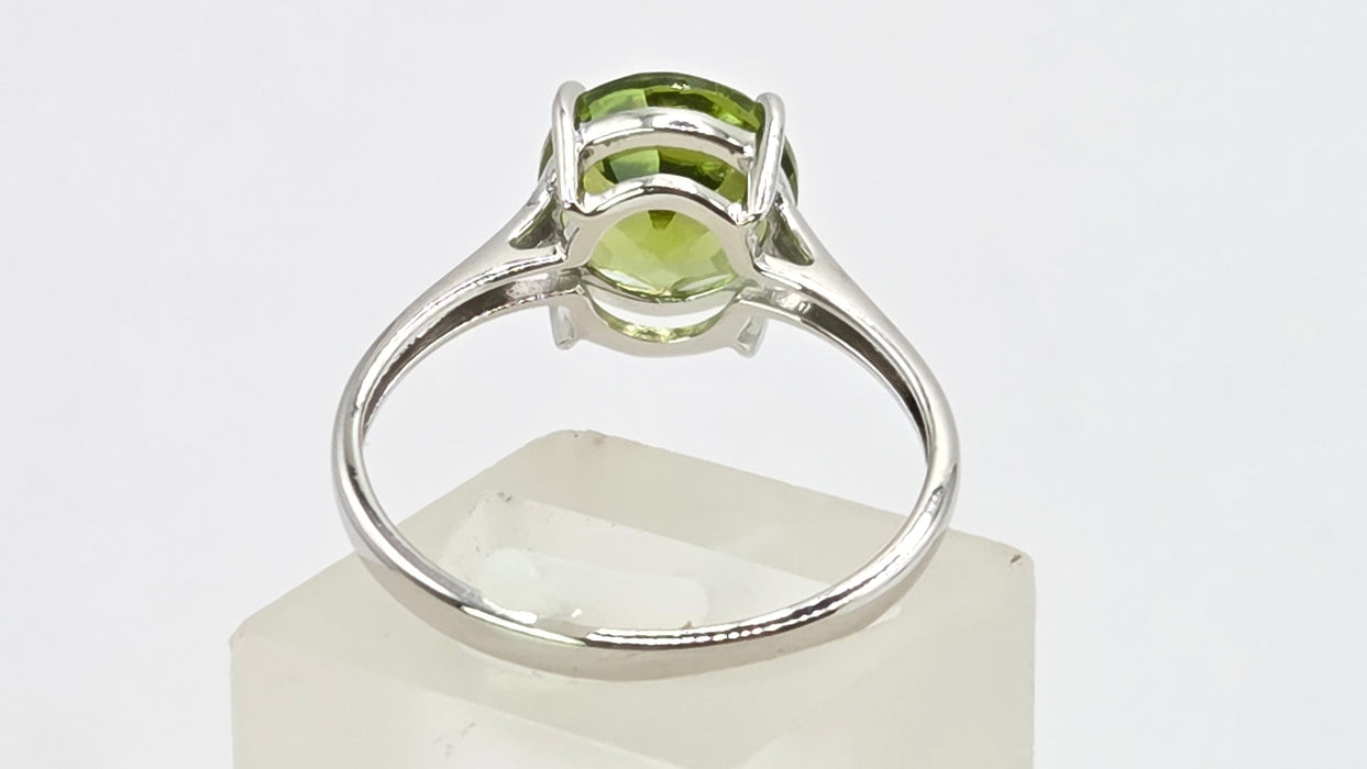 Vintage: 9ct White Gold Peridot Solitaire Ring