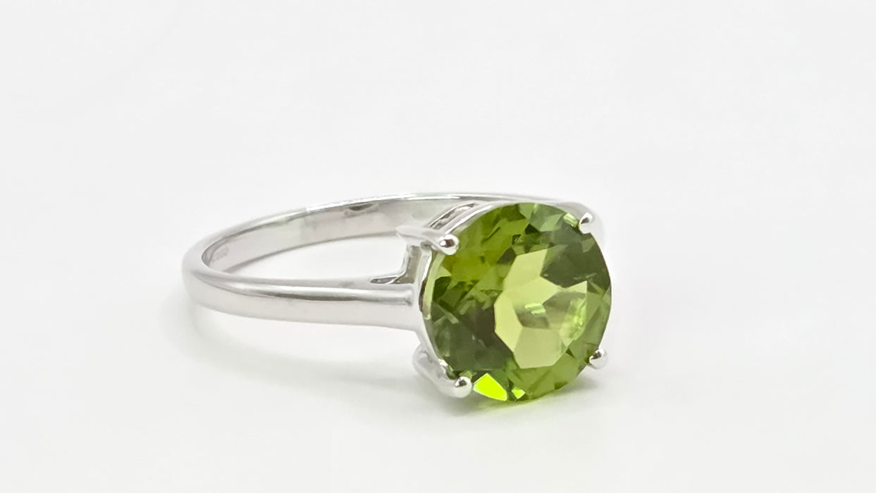 Vintage: 9ct White Gold Peridot Solitaire Ring