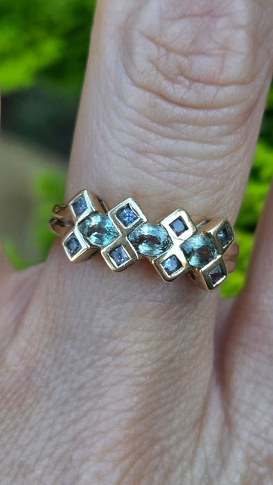 Vintage: 9ct Yellow Gold Green Sapphire Geometric Dress Ring