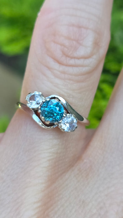 Vintage: 9ct Yellow Gold Blue Zircon & Glacier Topaz Three Stone Ring