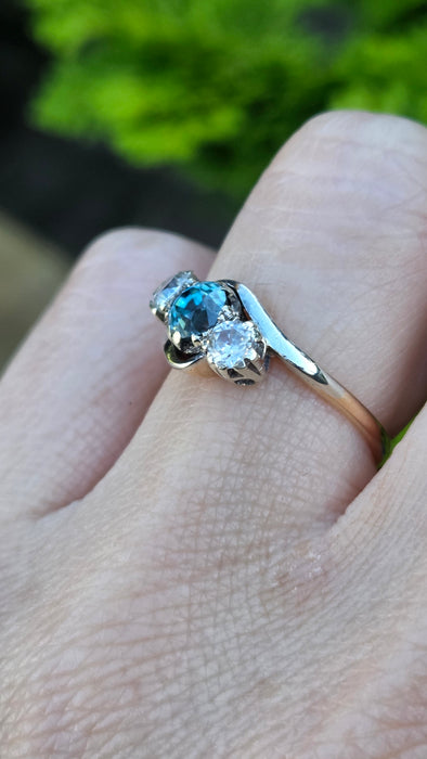 Vintage: 9ct Yellow Gold Blue Zircon & Glacier Topaz Three Stone Ring