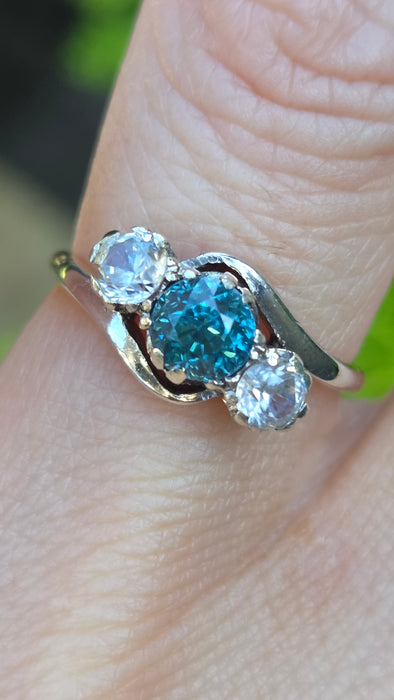 Vintage: 9ct Yellow Gold Blue Zircon & Glacier Topaz Three Stone Ring