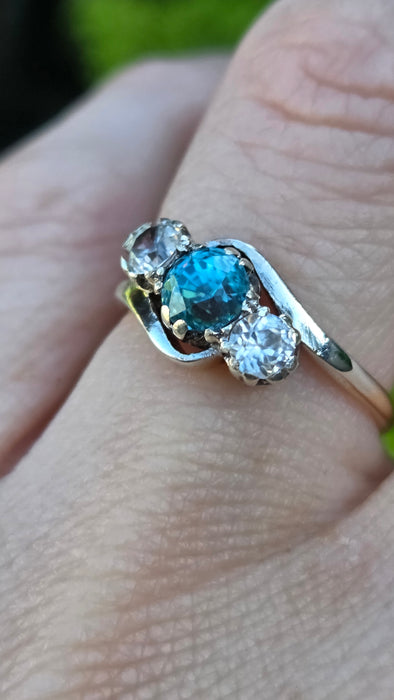Vintage: 9ct Yellow Gold Blue Zircon & Glacier Topaz Three Stone Ring