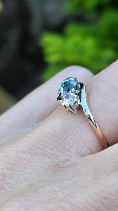 Vintage: 9ct Yellow Gold Blue Zircon & Glacier Topaz Three Stone Ring