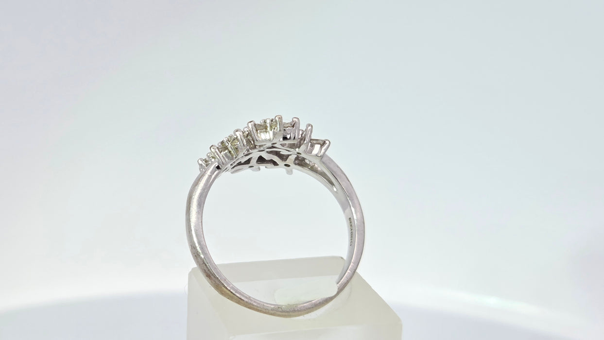 Vintage: 9ct White Gold Diamond Florets Ring