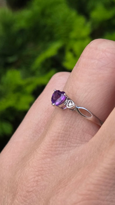 Vintage: 9ct White Gold Heart Amethyst & Diamond Ring