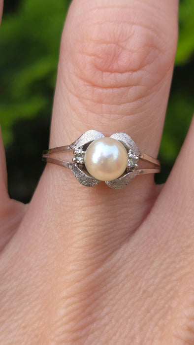 Vintage: 14ct White Gold Pearl & Diamond Ring