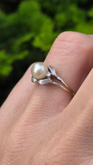 Vintage: 14ct White Gold Pearl & Diamond Ring