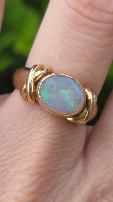 Vintage: 9ct Yellow Gold White Opal Signet Ring