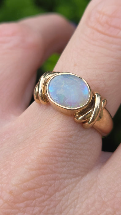 Vintage: 9ct Yellow Gold White Opal Signet Ring