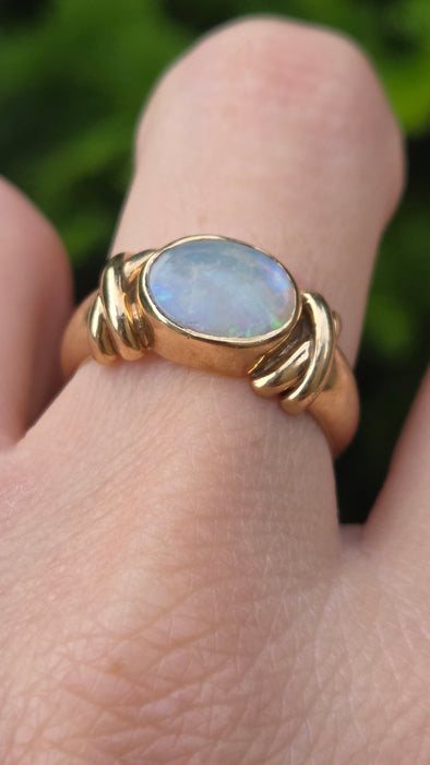 Vintage: 9ct Yellow Gold White Opal Signet Ring