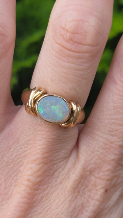 Vintage: 9ct Yellow Gold White Opal Signet Ring