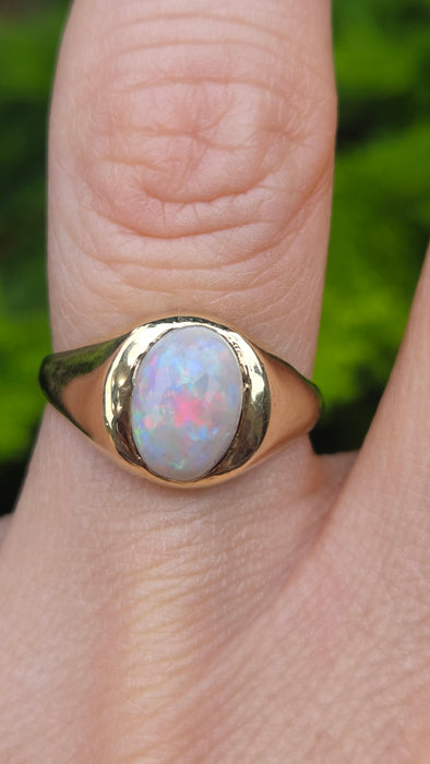 Vintage: 9ct Yellow Gold Opal Solitaire Signet Ring