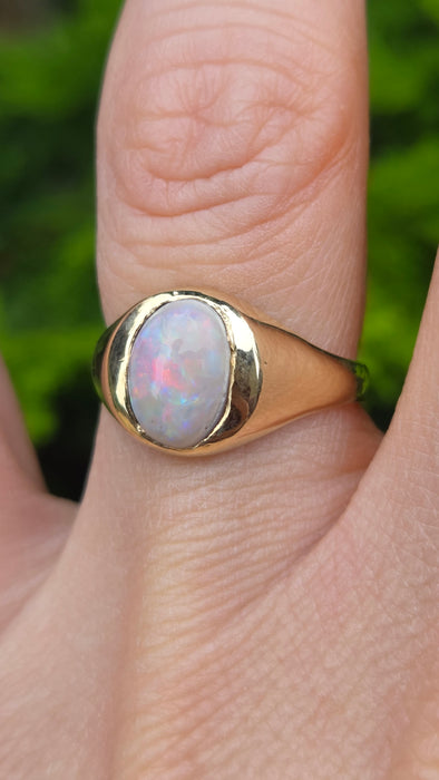 Vintage: 9ct Yellow Gold Opal Solitaire Signet Ring