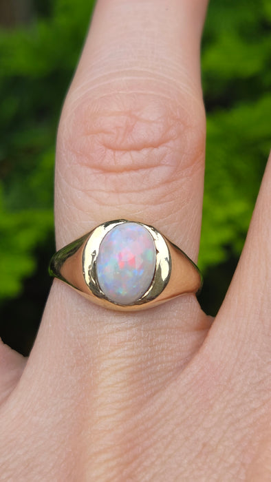 Vintage: 9ct Yellow Gold Opal Solitaire Signet Ring