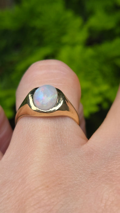 Vintage: 9ct Yellow Gold Opal Solitaire Signet Ring