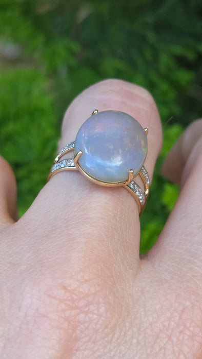 Vintage: 9ct Yellow Gold Large Translucent Ethiopian Opal & Diamond Ring