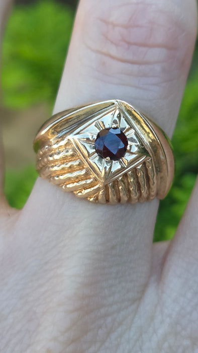 Vintage: 9ct Yellow Gold Garnet Signet Ring — From 1975 | Unisex Appeal