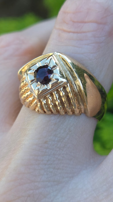 Vintage: 9ct Yellow Gold Garnet Signet Ring — From 1975 | Unisex Appeal