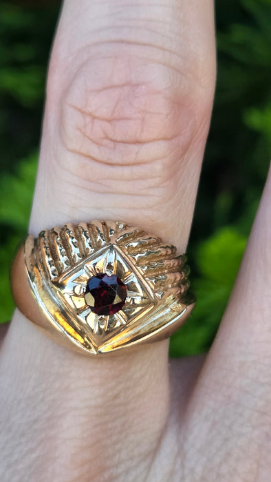 Vintage: 9ct Yellow Gold Garnet Signet Ring — From 1975 | Unisex Appeal