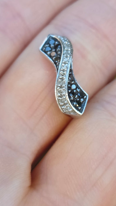 Vintage: 9ct White Gold 21 Black & White Diamond Crossover Pendant