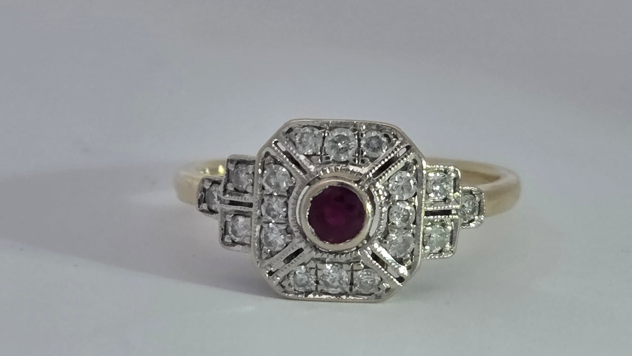 Vintage: 18ct Yellow Gold Ruby & 18-Diamond Art Deco Panel Style Ring