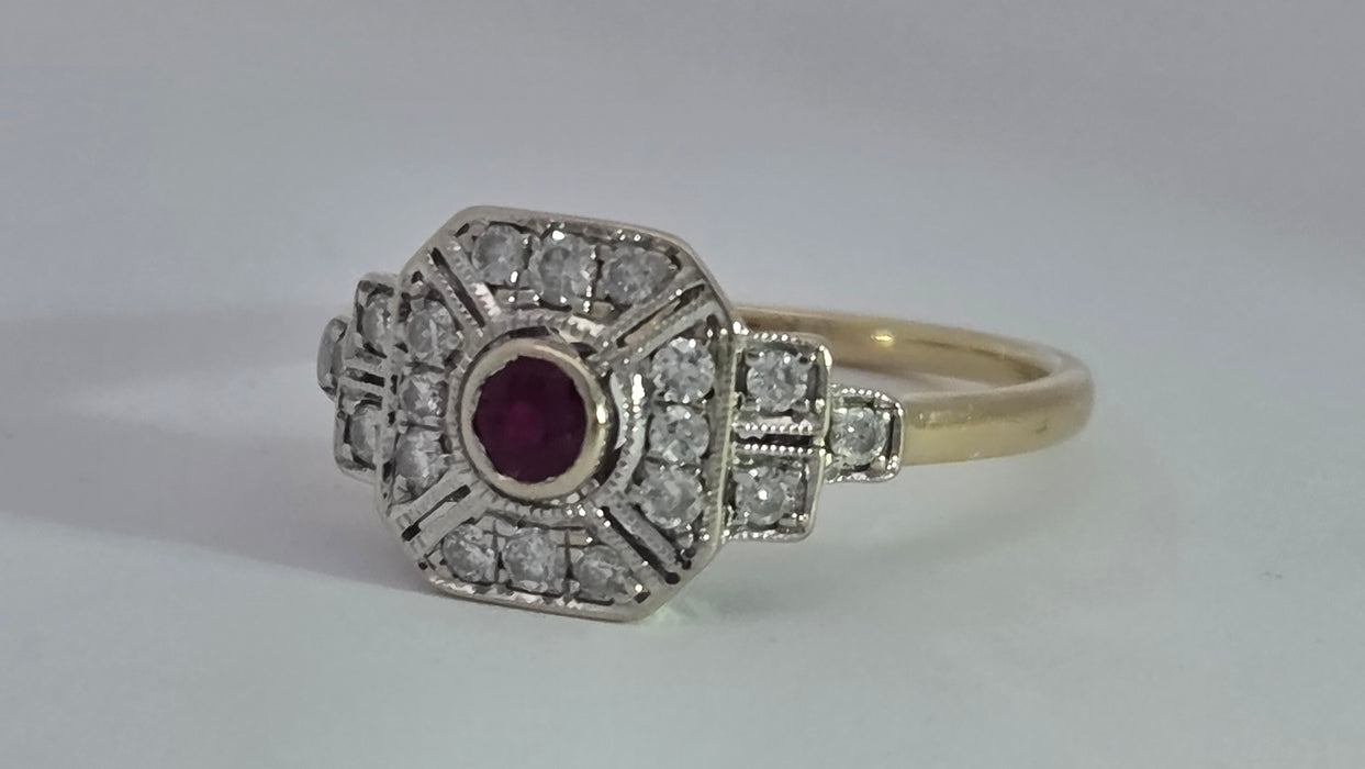 Vintage: 18ct Yellow Gold Ruby & 18-Diamond Art Deco Panel Style Ring