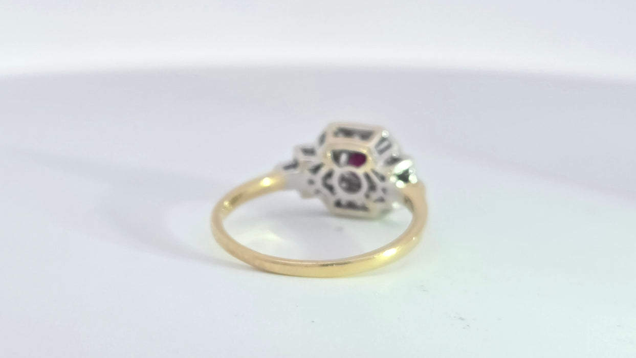 Vintage: 18ct Yellow Gold Ruby & 18-Diamond Art Deco Panel Style Ring