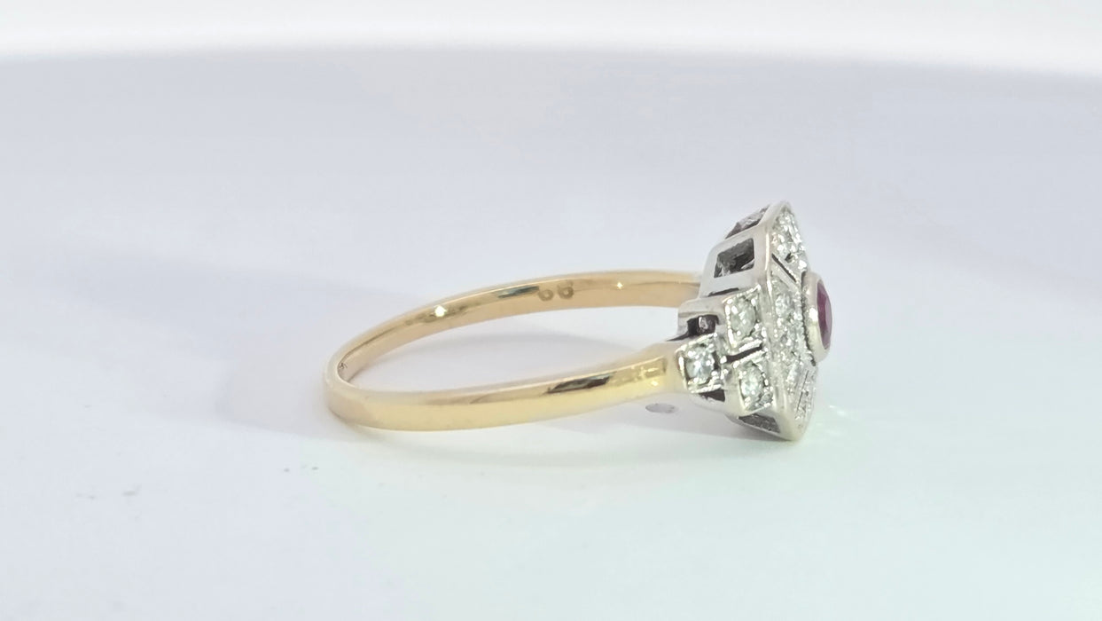Vintage: 18ct Yellow Gold Ruby & 18-Diamond Art Deco Panel Style Ring