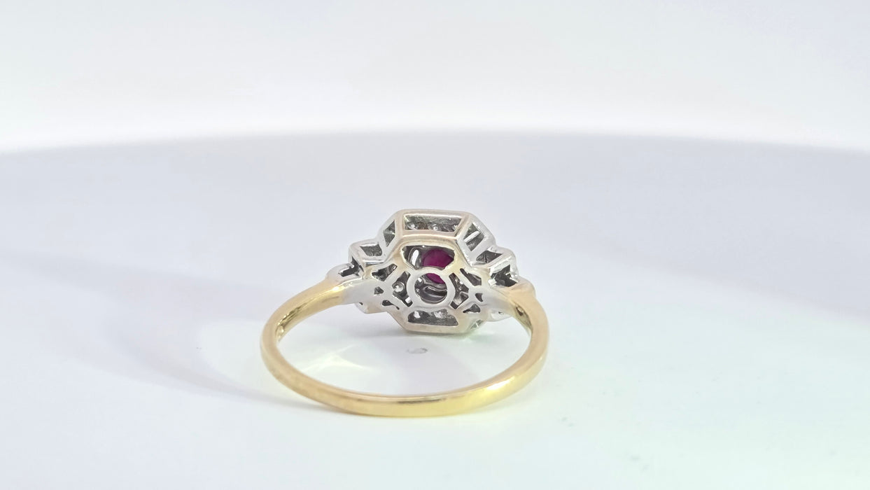 Vintage: 18ct Yellow Gold Ruby & 18-Diamond Art Deco Panel Style Ring