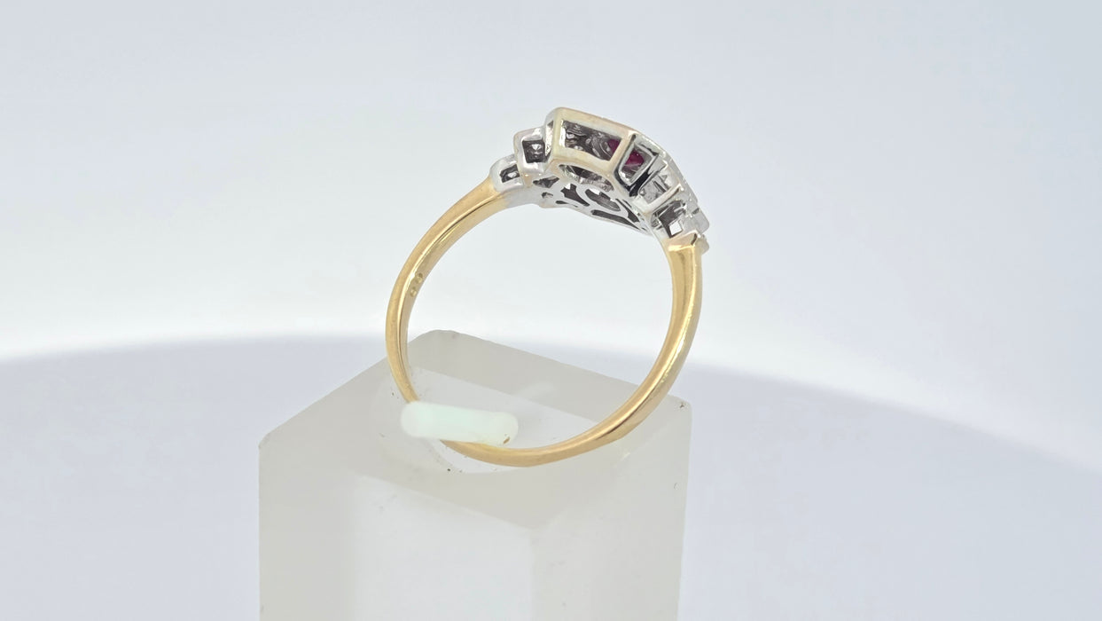Vintage: 18ct Yellow Gold Ruby & 18-Diamond Art Deco Panel Style Ring