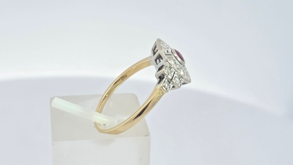 Vintage: 18ct Yellow Gold Ruby & 18-Diamond Art Deco Panel Style Ring