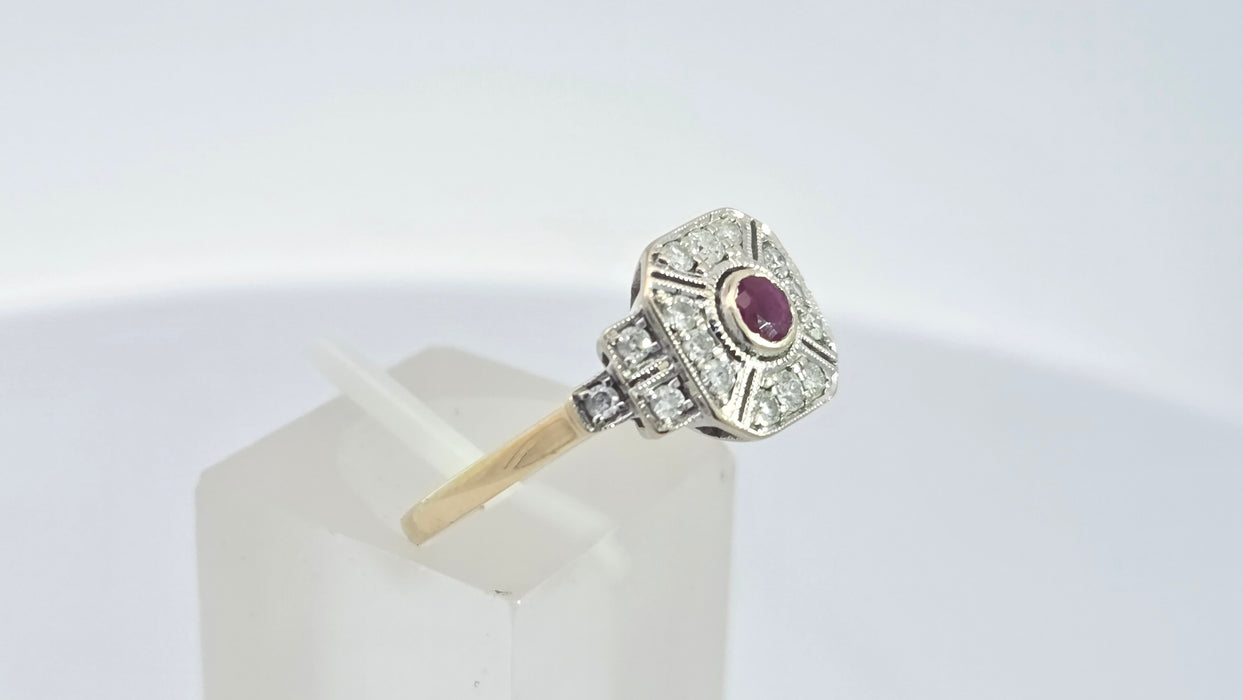 Vintage: 18ct Yellow Gold Ruby & 18-Diamond Art Deco Panel Style Ring