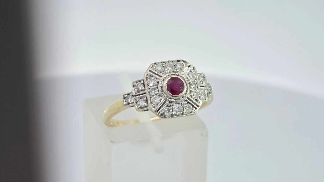 Vintage: 18ct Yellow Gold Ruby & 18-Diamond Art Deco Panel Style Ring