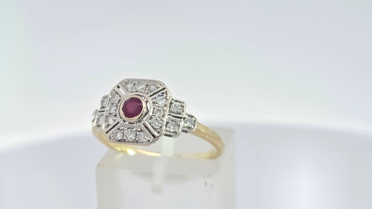 Vintage: 18ct Yellow Gold Ruby & 18-Diamond Art Deco Panel Style Ring