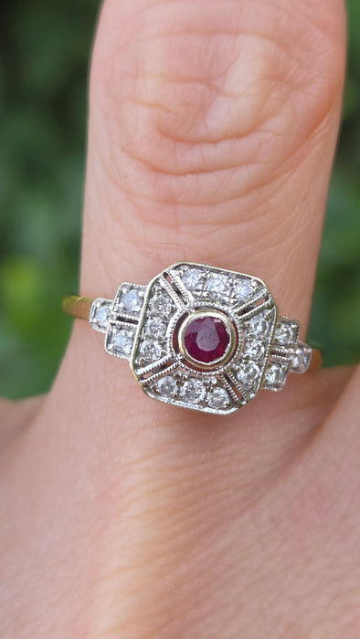 Vintage: 18ct Yellow Gold Ruby & 18-Diamond Art Deco Panel Style Ring