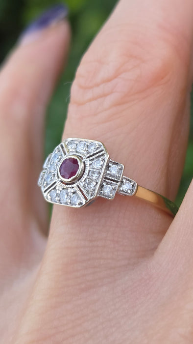 Vintage: 18ct Yellow Gold Ruby & 18-Diamond Art Deco Panel Style Ring