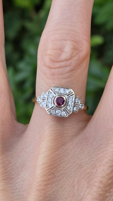 Vintage: 18ct Yellow Gold Ruby & 18-Diamond Art Deco Panel Style Ring