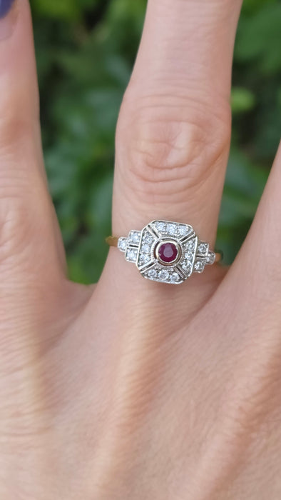 Vintage: 18ct Yellow Gold Ruby & 18-Diamond Art Deco Panel Style Ring